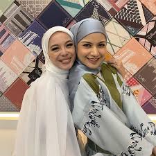 See more ideas about fesyen, baju kebaya, baju wanita. Lipat Tudung Macam Tu Pun Cantik Je Tiru 10 Gaya Lisa Surihani Berhijab Yang Memang Wow Hijabista