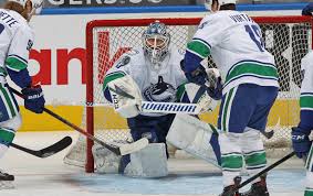 Braden holtby (né le 16 septembre 1989 à lloydminster au canada) est un joueur professionnel canadien de hockey sur glace. 3 Takeaways From The Canucks 5 2 Loss To The Winnipeg Jets Last Night