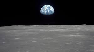 Neil armstrong, le 20 juillet 1969, est le premier homme à marcher sur la lune et laisse son empreinte sur le sol de l'astre. Le Premier Pas De L Homme Sur La Lune Comme Un Jour De Noel Mais Mon Grand Pere N Y A Jamais Cru