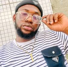 Tolali tolamuki bellevue kandy akomi Mannequin abuaki ngunda na publicité  ya bilamba awa azui pe mua bilamba naye.