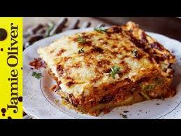 Diashmos Egine O Akhs Petretzikhs Kai O Moysakas Toy Afoy O Pasignwstos Sef Jamie Oliver Anagnwrise To Ta Moussaka Recipe Veggie Moussaka Moussaka Recipe Greek