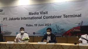 Evakuasi kecelakaan truk cabe di subah solidaritas sopir truk. Rddh4fy8xbbzxm