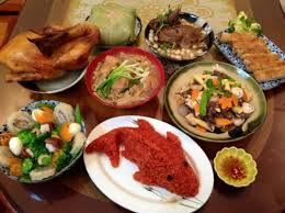 Gà luộc, xôi gấc, chân giò, trầu rượu, vàng mã và con cá chép sống đặt trong chậu. Thp1p69zhkqtpm