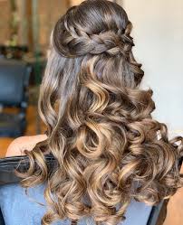 Due to the intense thinning of the strands on the back of the head and temples, this hairstyle looks impressive. Penteado Quince Hairstyles Prom Hairstyles For Short Hair Hair Styles