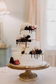 Honey crumb cake studio blue rose photography. 8 Enchanting Wedding Cake Trends For 2019 Junebug Weddings