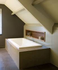 moderne badkamer met een strakke badombouw in 2021 badkamer badkamer voorbeelden badkamer modern