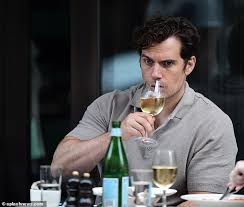 Check spelling or type a new query. Henry Cavill Prasentiert Ein Animiertes Display Wahrend Er Mit Einer Freundin Ein Mittagessen Im Freien Geniesst Aktuelle Boulevard Nachrichten Und Fotogalerien Zu Stars Sternchen