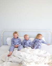 Auch wenn die schlafenszeit unserer kinder individuell ist und alle unterschiedlich lang schlafen müssen, um früh fit zu sein, sind richtlinien super zur orientierung. Drei Kinder Ins Bett Bringen Meine Tricks Wasfurmich Drittes Kind Kinder Kleinkind