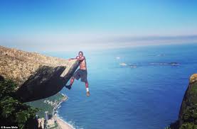 Pedra da gávea is the largest block of stone by the sea in the world! Pedra Da Gavea Cliff Photo In Brazil The New Craze For Locals Looking For Perfect Shot Daily Mail Online