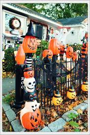 40 Vintage Halloween Decor With Toys Ornaments Ideas Inspira Spaces Halloween Outside Outdoor Halloween Vintage Halloween Decorations