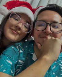 Hoy celebramos un año desde que dimos el sí en el altar, y apenas hemos  comenzado a cumplir los miles de sueños y planes que tenemos. Que nunca  desaparezca esa complicidad que