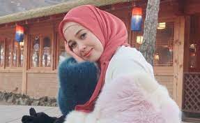 Tangan hamidi rancak membancuh air di gelas tetapi matanya tajam merenung tubuh wanita itu. Emma Maembong Mohon Maaf Mengaku Buka Tudung