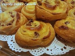 Questa è la ricetta base della crema pasticcera, quella perfetta per farcire pan di spagna, bignè, crostata di frutta. Girelle Di Sfoglia Con Crema Pasticcera E Uvetta Paprika Dolce E Cannella
