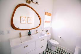 The bathroom tub looks vintage with the distressing legs. Vintage Bathroom Ideas
