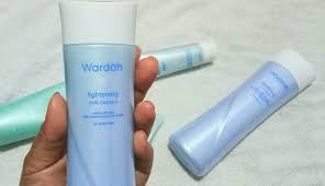 Toner ini juga cocok untuk kamu yang memiliki jenis kulit sensitif dan image: Astin Astanti Wardah Lightening Milk Cleanser Dan Wardah Lightening Face Toner