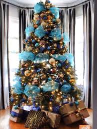 Hay lirios azules y colas cremosas de zorro con arcos de tubo flexible azul y dorado. Arbol De Navidad Azul Y Plata Con Malla Novocom Top