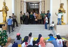 Untuk itu, susanto memastikan, kpai akan concern melakukan rehabilitasi bagi korban maupun pelaku. Puluhan Perempuan Jambi Gruduk Gedung Dprd Ini Dia Tuntutannya Dinamika Jambi
