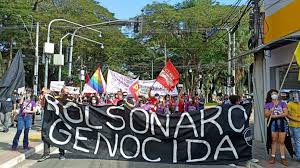 Um outro grupo menor de manifestantes marcou presença em um dos lados da via central de brasília. Aynizb5 Jfoyym