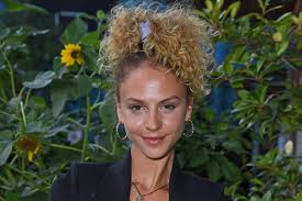 Im frühjahr 2021 ist premiere. Simone Kowalski Gntm Siegerin Rechnet Mit Der Model Branche Ab Gala De