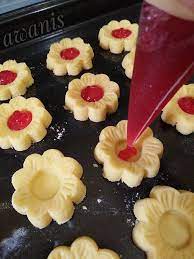 Niat saya nak share aneka resepi biskut raya 2019 & resepi kuih raya tradisional, kuih raya moden right now adalah untuk memberi idea pada mereka yang nak jimat duit buat sendiri di rumah rather than beli mahal mahal kat luar/ yang macam macam resepi kuih raya dan biskut raya ada! Resepi Kuih Raya Jem Strawberry Inibaruresepi Gobitage Com