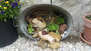 Idee Fur Die Gute Alte Zinkwanne Dekoriert Mit Diversen Fundstucken Von Unseren Ausflugen Und Hauswurz Zinkwanne Bepflanzen Zinnwanne Zinkwanne