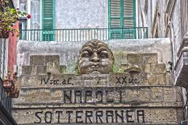 Dunque se non soffrite di claustrofobia e siete in visita a napoli, non potete non approfittare dell'occasione per un avventuroso. Piazza San Gaetano Napoles Napoli Sotterranea 101viajes