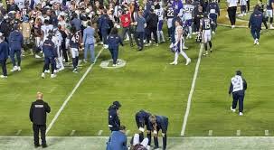 Shocking Fan Footage Captured Bears WR DJ Moore Collapsing on Field After MNF Game – Team Staff Rushes to Aid Him In Terrifying Moment
