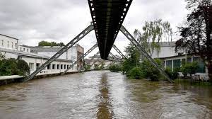 In köln tritt der rhein über die ufer, düsseldorf evakuiert starkregen und schwere gewitter: N64ppziuhww 4m