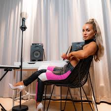 Jeg så mamma kysse nissen, mammagutt, rompa mi, sirkus. Carina Dahl Topic Youtube