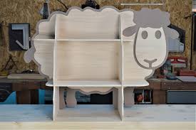 Etagere Bois En Forme De Mouton Realisee Avec Notre Machine Numerique Cnc Pour Une Decoupe Precise Et Sur Mesure Ideal Pour Bois Etagere Bois Chambre Enfant
