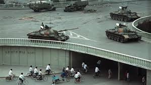 1989 年 4 月 15 日，中共前總書記胡耀邦逝世，學生們悼念胡耀邦，繼而提出反官倒、反貪腐，要求民主自由，引發了一場波瀾壯闊的民主運動。最終解放軍戒嚴部隊開着坦克向京城市中心進發，並以子彈鎮壓。 å¸ƒæž—è‚¯å›½åŠ¡å¿å°±å…­å››å± æ€32å'¨å¹´å'è¡¨å£°æ˜Ž å…¨æ–‡ç¿»è¯'