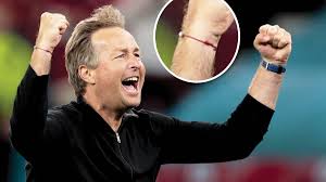 Three and a half games later, they have found a new hero. Rorende Detalje Derfor Bar Kasper Hjulmand Armband Under Kampen Mod Rusland Billed Bladet