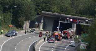 Trick is this portal needs to fit over an o72 switch and one side of it needs to be very narrow as that track is right up against the back wall of my layout. Autobrand Nach Tunnelportal Von Feuerwehr Geloscht Feuerwehr Thalheim At