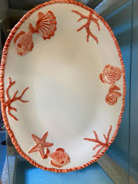 Prato de servir com cenário de coral da costa italiana