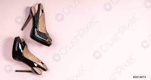 Selbst das sporttreiben in der wohnung kann den nachbarn stören. Schwarze Frauen High Heel Schuhe Auf Rosa Hintergrund Flach Legen Foto Vorratig Crushpixel