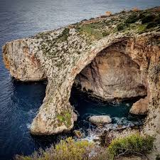 Das Maltesische Meer Hat Echt Nerven Gestern Spult Es Fische Und Quallen Auf Die Strasse Reisst Baume Um Und Uberschwemmt G Natural Landmarks Landmarks Outdoor