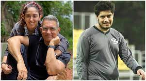 Aamir khan who recently completed 30 glorious years in bollywood with qayamat se qayamat tak, attended a special screening of his debut film. Aamir Khan Son Junaid And Daughter Ira Pose For For Photographers After A Hearty Meal Watch Video Entertainment News The Indian Express