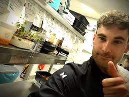 Met verslagenheid hebben wij, team Stout, kennis genomen dat onze  oud-collega/vriend Koen Mickers niet meer in ons midden is. Wij koesteren  de mooie momenten en herinneringen van hem als persoon, leerling, kok