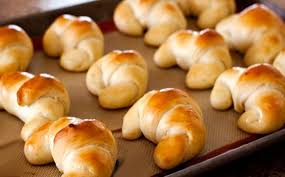 I cornetti dolci fatti in casa, sono una ricetta classica per una dolce colazione, deliziose brioche fatte in casa a forma di mezzaluna dalla consistenza soffice, fragrante, sfogliata e superficie dorata. Brioches Fatte In Casa Semi Integrali Con Lievito Madre Biologiche