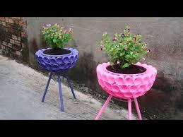 فريدة وجميلة من الزجاجات البلاستيكية المعاد تدويرها في أواني الزهور لحديقة صغيرة Youtube Plastic Bottle Flowers Flower Pots Recycle Plastic Bottles
