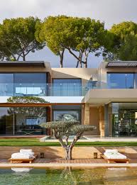 Dans cette discrète maison du cap d'antibes réinventée par bernard fauroux, architecte, la couleur s'inscrit via une sélection pointue d'objets et de meubles design. Villa K Projets D Architecture Interieur