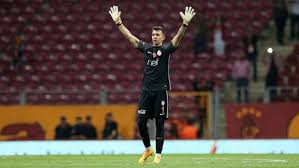 O törende kaptan muslera'nın imzaladığı kaleci forması galatasaray kulübü tarafından açık artırma ile satışa sunuldu. Muslera Nin 200 Mac Heyecani
