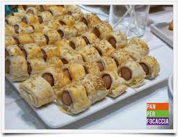 I mini croissant ai wurstel sono degli squisiti croissant salati, di piccole dimensioni, semplici da preparare e molto gustosi, amatissimi da grandi e bambini. Salatini Con Wurstel E Semi Di Sesamo