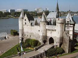 Het steen is a medieval fortress in the old city centre of antwerp, belgium, one of europe's biggest ports. Burcht Het Steen In Antwerpen Belgie Zoover