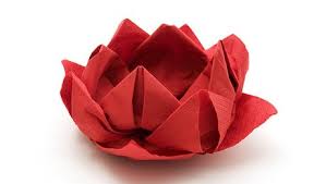 Avec ces bricolages, les enfants pourront offrir de jolies fleurs en papier à leur maman le jour de la fête des mères ! Pliage D Une Serviette En Forme De Fleur De Lotus Minutefacile Com
