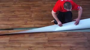 Für das fachgerechte verlegen eines pvc bodens auf laminat ist der sogenannte trockenkleber die vernünftige und recht einfach zu handhabende lösung. Bito Floorspray Innovatives Spritzsystem Fur Das Verkleben Von Bodenbelagen Wie Teppich Oder Pvc Youtube