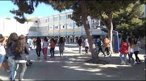 Ο νεαρός που συνελήφθη για την σεξουαλική επίθεση στην νέα σμύρνη είναι 22 ετών, φοιτητής του πανεπιστημίου του πειραιά και γνωστός στην περιοχή της νέας σμύρνης καθώς έχει εργαστεί κατά. Leonteios Sxolh Neas Smyrnhs Leonteios Sxolh Neas Smyrnhs Facebook