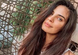 Η χριστίνα μπόμπα πλέον είναι πολύ καλύτερα στην υγεία της. H Xristina Mpompa Phge Kommwthrio H Allagh Poy Ekane Sta Mallia Ths Meta Th Genna Ok