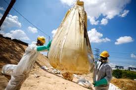 Yasadışı çöplük, 6.000 kişiyi etkileyen ve 2.775 kişiyi hastaneye kaldıran zehirli dumanlar yaydı. Unsung Heroes Of Kim Kim River Have Been Working 24 Hours A Day To Keep Everyone Safe World Of Buzz