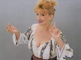 Luciana văduva este o celebră interpretă de muzică populară românească, reprezentativă pentru zona olteniei, fiind născută în oșica de jos. Luciana Vaduva Revista Vedeteler